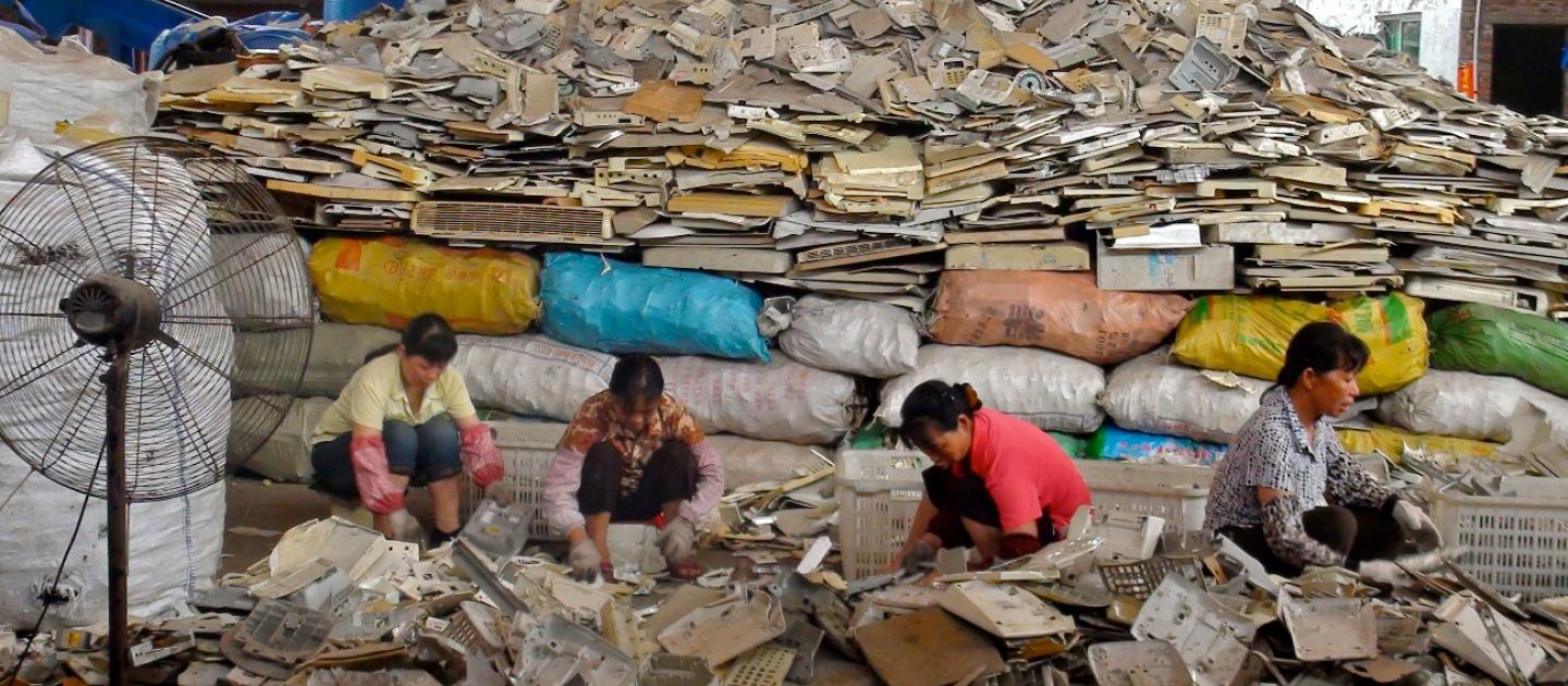 Thu hồi và tái chế rác thải Phế liệu nhập khẩu: Nguyên liệu hay rác thải?